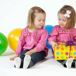 Що подарувати близнюкам на день народження?