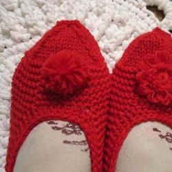 부드러운 신발을 뜨개질하려는 초보자를 위한 패턴과 설명이 있는 두 개의 뜨개질 바늘로 뜨개질된 슬리퍼